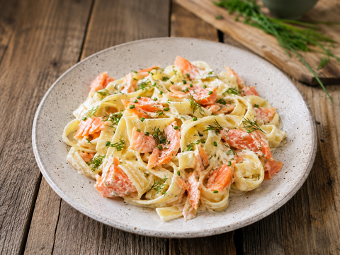Nudeln mit Räucherlachs und Frischkäse