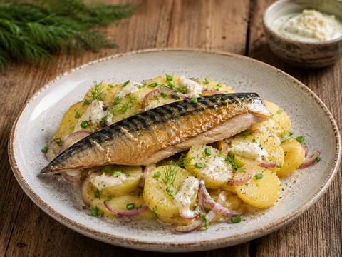 Geräucherte Makrele auf warmem Kartoffelsalat mit Meerrettich-Dressing