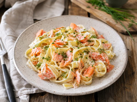 Nudeln mit Räucherlachs und Frischkäse