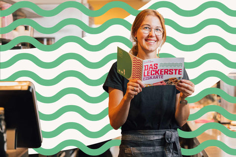 Lena vom Eiscafe Hoffmann mit der Eiskarte.