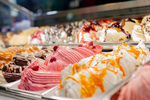 Eistruhe mit hausgemachten Eissorten am Dümmer See beim Eiscafé Hoffmann.