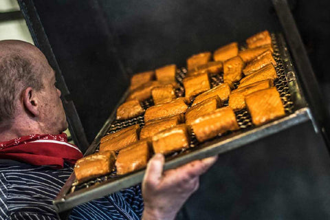 Stremellachs heißgeräuchert über Buchenholzrauch in der Räucherei Hoffmann am Dümmer-See.