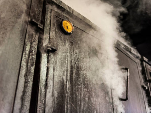 Ein rauchender Altonaer Räucherofen bei der Fischräucherei Hoffmann am Dümmer-See-