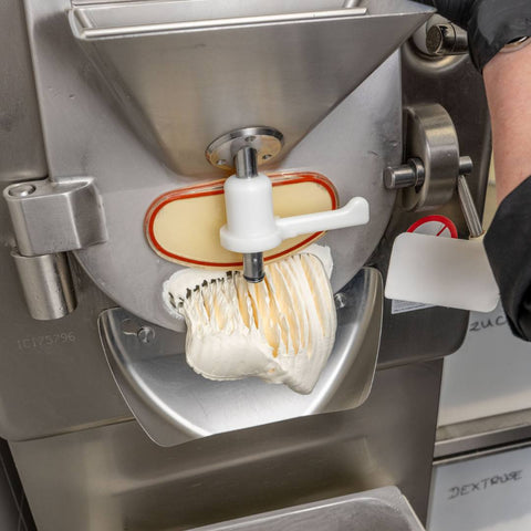 Frisches Eis aus der Eismaschine beim Eiscafe Hoffmann am Dümmer-See.