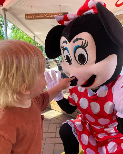 Minni Mouse beim Kids Eis Festival mit Kind