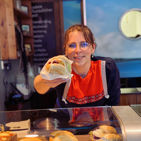 Jessi von Aal Hoffmann verkauft beim Matjesfest als Antje Fischbrötchen.