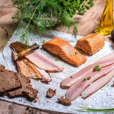 Auswahl an frisch geräucherten Fisch von der Räucherei Hoffmann am Dümmer-See.