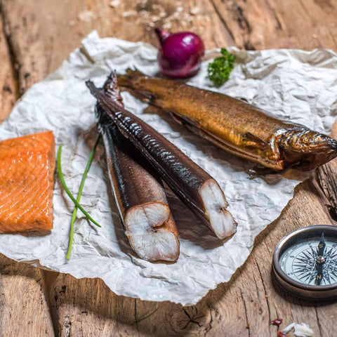 Geschenkkorb für besondere Anlässe mit geräuchertem Aal, Forelle und Stremellachs. 