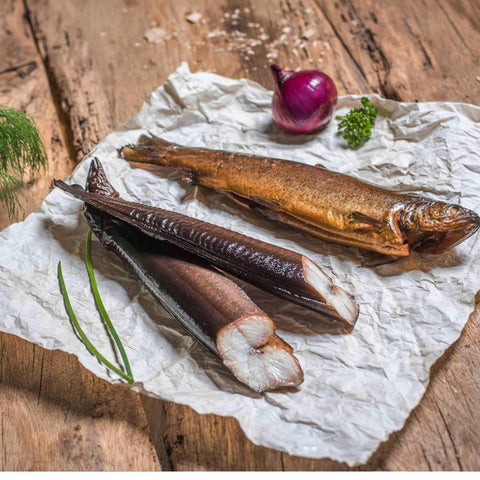 Geschenkkorb für Feinschmecker mit Aal und Forelle aus dem Altonaer Ofen. 