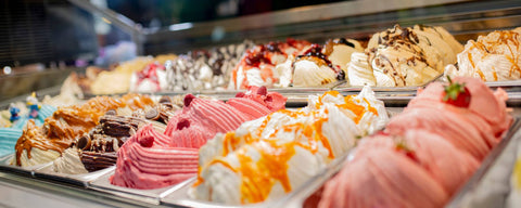 Eistruhe mit hausgemachten Eissorten am Dümmer See beim Eiscafé Hoffmann.