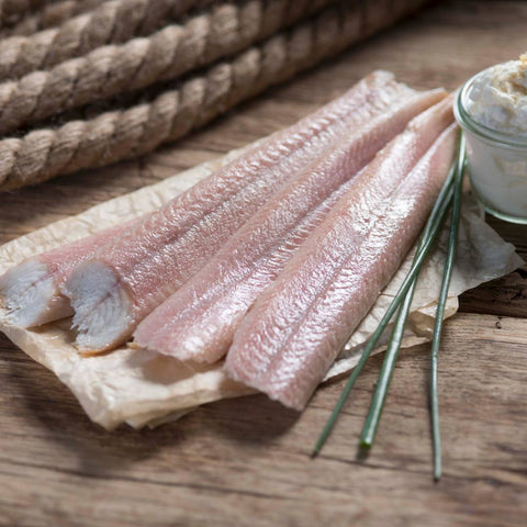 Leckeres Aalfilet aus dem Buchenholtrauch mit Meerrettichsahne von der Aalräucherei Hoffmann am Dümmer-See.