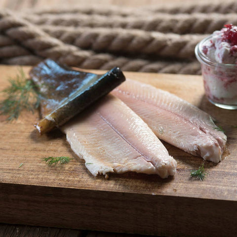 Geräuchertes Forellenfilet mit Preiselbeersahne von der Räucherei Hoffmann am Dümmer-See.