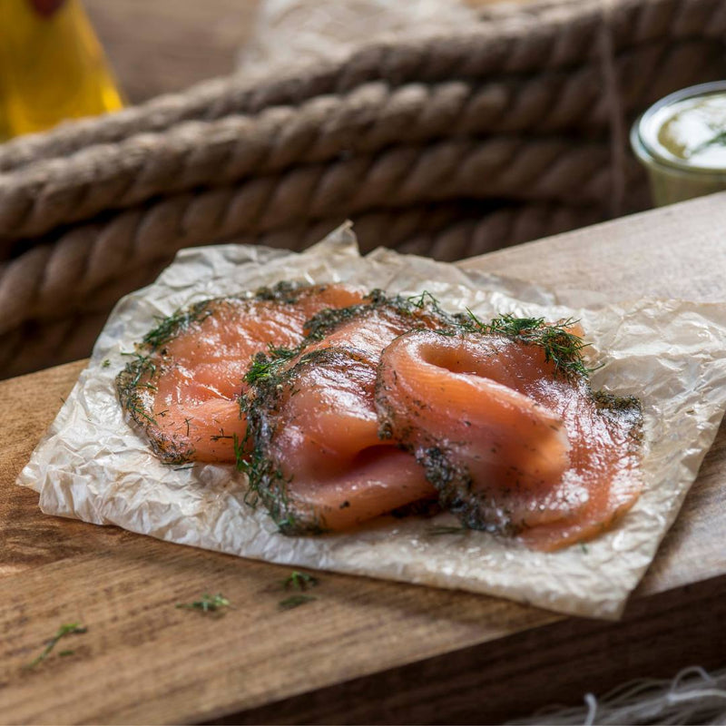 Dünn geschnittener Graved Lachs von der Räucherei Hoffmann am Dümmer-See.