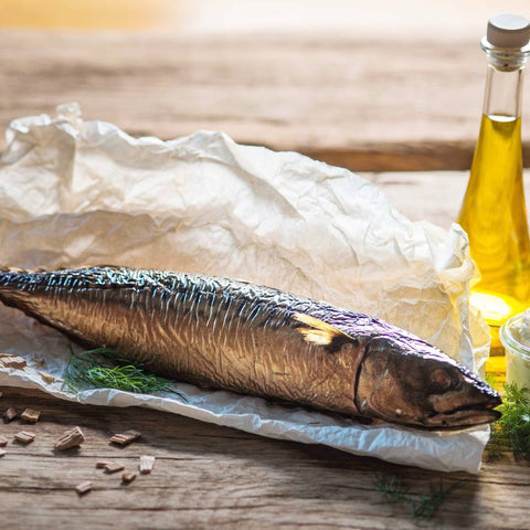 Ganze Makrele geräuchert im Altonaer Ofen der Räucherei Hoffmann.