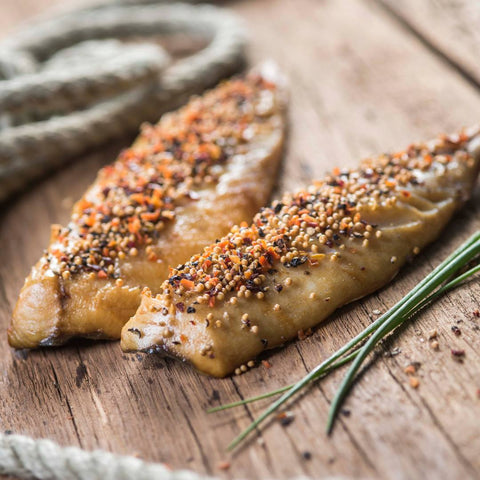 Zartes Makrelenfilet getoppt mit Pfeffer aus der Räucherei Hoffmann am Dümmer-See.