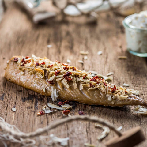 Geräuchertes Makrelenfilet mit Zwiebeln getoppt aus der Räucherei Hoffmann am Dümmer-See.