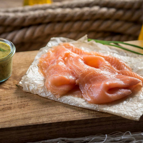 Dünn geschnittener Räucherlachs von der Räucherei Hoffmann am Dümmer-See.