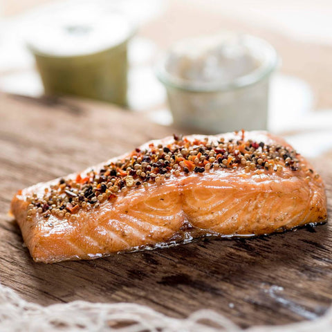 Saftiger Stremellachs mit Pfeffer aus der Räucherei Hoffmann am Dümmer-See.