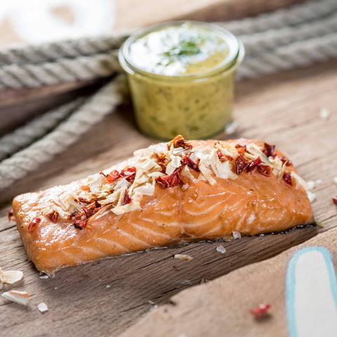 Saftiger Stremellachs mit Zwiebeltopping von der Räucherei Hoffmann am Dümmer-See.