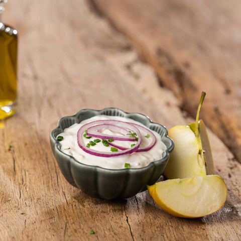 Apfel-Sahne-Sauce schmeckt perfekt zum Matjes.