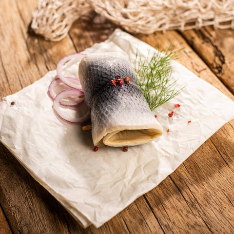 Eingelegter Rollmops in würziger Marinade von der Räucherei Hoffmann am Dümmer-See.