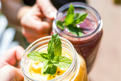 Hausgemachte Smoothies in den Sorten Acai Beere und Sunshine beim Frühstück im Fischhaus Hoffmann am Dümmer-See.