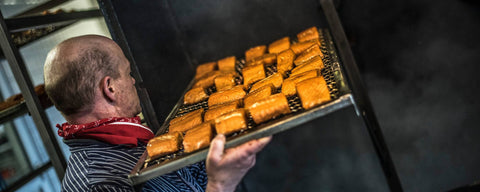 Stremellachs heißgeräuchert über Buchenholzrauch in der Räucherei Hoffmann am Dümmer-See.