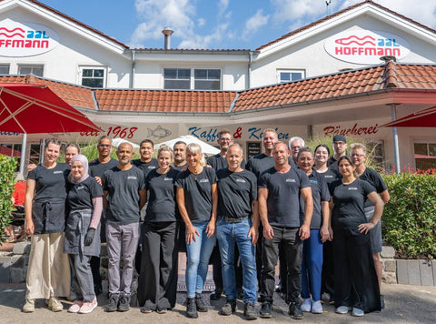 Teamfoto von Aal Hoffmann vor dem Geschäft am Dümmer-See.