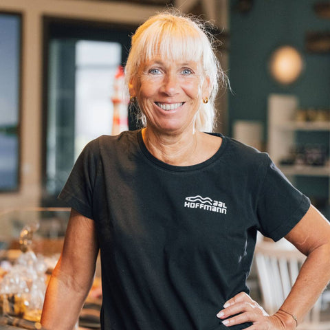 Andrea Hoffmann aus dem Team von Aal Hoffmann am Dümmer-See.