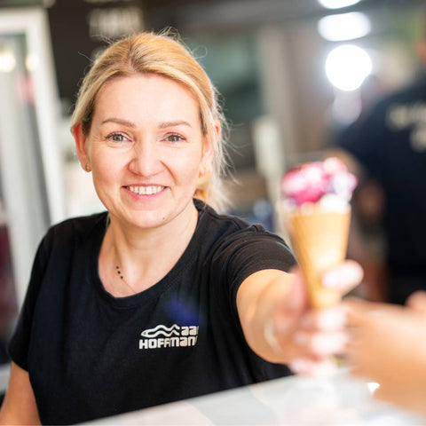 Frau verkauft frisches hausgemachtes Eis beim Eiscafé Hoffmann am Dümmer-See.