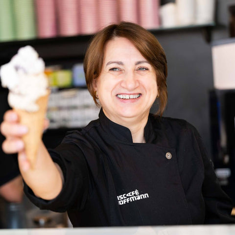 Laura aus dem Team von Aal Hoffmann am Dümmer-See.